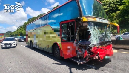 國3南港段遊覽車釀5車連環撞 BMW休旅車慘翻7傷