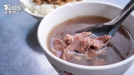 台南牛肉湯醬汁桶驚見巨大蟑螂　衛生局稽查結果曝