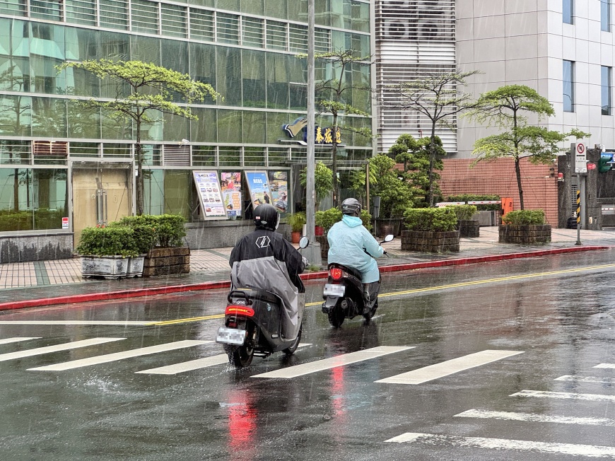 豪雨狂炸!C2C推極鋒雨衣限時優惠現省800元