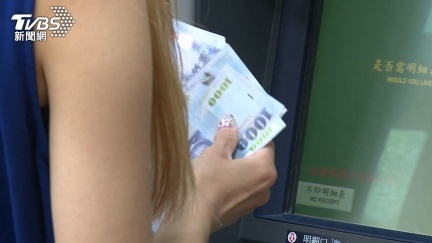 普發1萬入帳！銀行秒「凍結帳戶」　大票人領不了錢