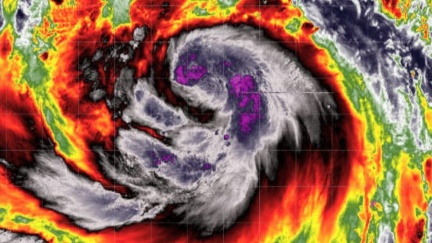 鳳凰颱風大甩尾「貫穿台灣」！　專家驚：侵台機率高