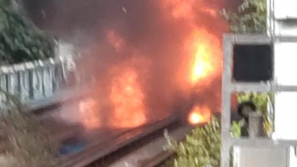 東京京王井之頭線火警！鐵軌起火黑煙竄天　列車全面停駛