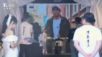 人生殺青宴！顏正國告別式　「情義重天」百人團隊送行