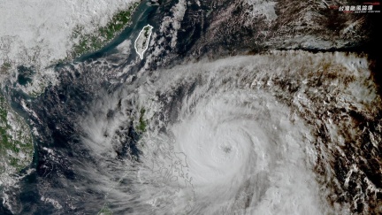 鳳凰颱風罩住菲律賓　氣象粉專：面積好幾個台灣大