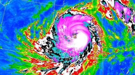 鳳凰颱風恐「攔腰斷頭」橫掃台灣！ 共伴效應2區防致災雨
