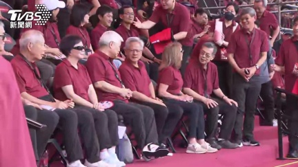 獨家鞋款曝光！魏哲家穿TSMC客製鞋暗示：明年都買得到