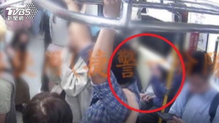 北捷嬤黑歷史又一樁　持傘狂K女童右腿畫面曝