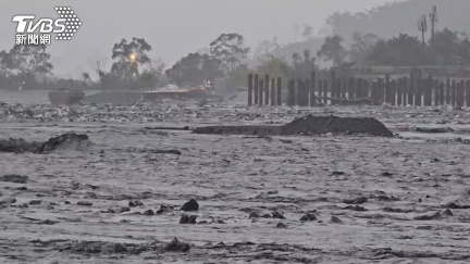 鳳凰襲台！馬太鞍溪便橋、台9線遭暴漲溪水淹沒