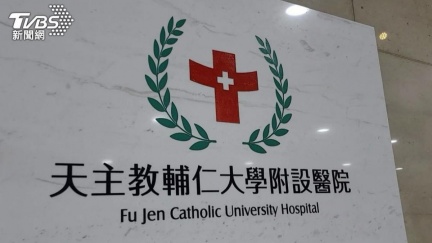 輔大醫院濺血！民眾突持刀砍醫師　保全急壓制逮人