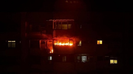 新北八里社區大樓嚴重火警　1女癱軟被救出無生命跡象