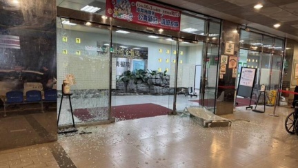 台中男疑不爽「沒把病治好」　鐵鎚怒砸爆醫院