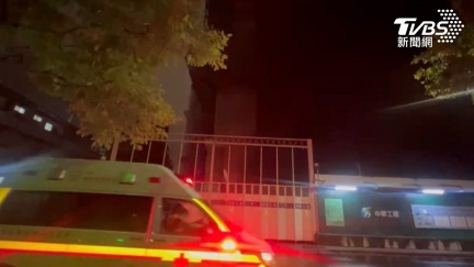 北市健康路上空「黑煙狂竄」　工地建材起火無傷亡