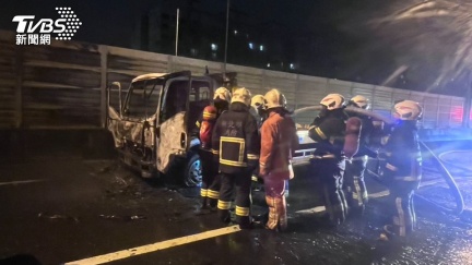 板橋台65線火燒車傳爆炸聲！濃煙竄天嚇壞民眾