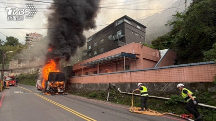 九份遊覽車突起火燃燒！　大量黑煙竄出