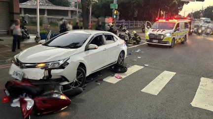 高雄73歲翁駕車暴衝　撞翻待轉8機車釀1死8傷