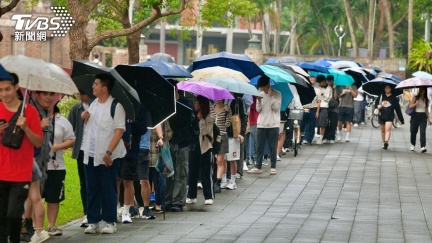 台大電機男捍衛校譽花3.5萬送雞排　400人排隊