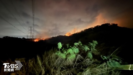 台中龍井火燒山　國3邊坡雜草大火狂燒畫面曝