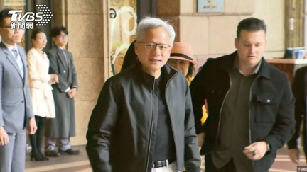 黃仁勳私人班機晚間抵松山機場　這次本人沒來