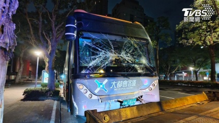 北市公車連環撞4傷！機車女騎士「右小腿斷裂」恐截肢