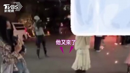 獨／聖誕樹下潛伏「黑影」！勤美商圈全罩男遭控專拍落單女