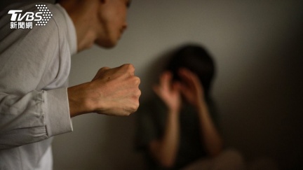 沒耐心教！爸每週4次、6酷刑狠虐不給飯　兒墜地獄7年崩潰