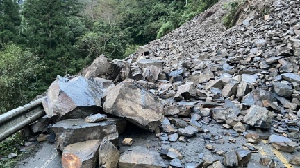 太平山道路坍方！　碎石砸落「131人受困」