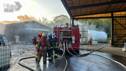 三峽化學工廠大火濃煙狂竄恐有毒　消防局籲快關門窗