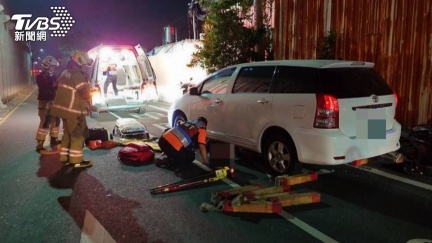 驚悚瞬間曝！休旅車捲輾女騎士　路人拍窗狂喊：車底有人