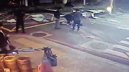 定食8氣爆瞬間！大量雜物從天而降　2路人被砸倒地不起