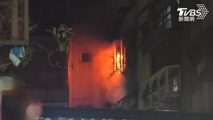 內湖深夜火警！公寓4樓竄烈焰向上延燒　3人送醫