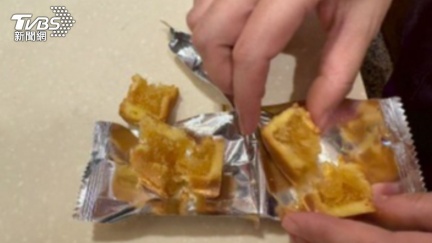 佳德鳳梨酥遭控有黑色異物　被衛生局揪2缺失限期改善　