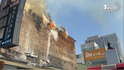 台南石頭火鍋店火警！外牆看板狂燒竄濃煙　疑焊接釀禍