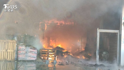 台南模具工廠全面燃燒「恐怖黑煙竄天」　員工急疏散