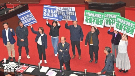 在野反年改闖關成功　綠轟改革毀於一旦：每位國民扛3萬