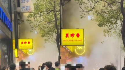北市東區「4.7星串燒店」火警！濃煙瀰漫整條街　客人急逃　