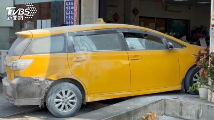 高雄小黃暴衝「撞破車行」自焚　恨喊：要讓你家破人亡