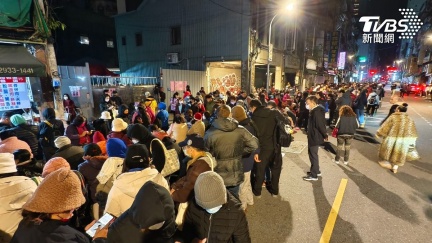 龍山寺今起受理現場點燈　凌晨近千人排隊領號碼牌