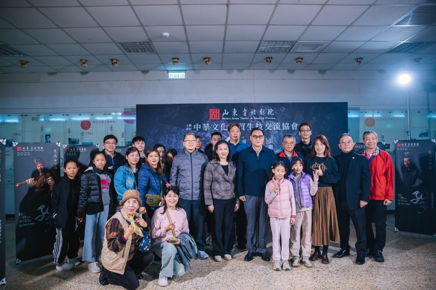 ▲《孔子》劇作演出前，民眾爭相與孔子後裔中華孔子後裔儒學促進會理事長孔祥萱（中）、世界孔子後裔臺灣聯誼會榮譽理事長孔繁晉（右二）、至聖孔子基金會會長孔垂長（右五）拍攝合照留念。（圖／張光耀拍攝，下同）