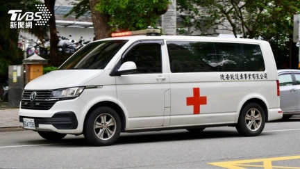 新北秀朗橋機車道車禍！男騎士疑自摔「無呼吸心跳」搶救中