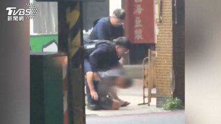 醉男檳榔攤揮菜刀嗆搶劫　離譜要求「叫警察來」秒被壓制