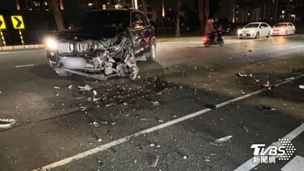 快訊／高雄死亡車禍！騎士猛撞違規左轉汽車「破碎一地」噴飛亡