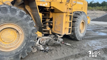 快訊／台東老翁遭重機械輾過「機車全扁」亡　家屬認屍崩潰