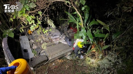 苗栗情侶撕破臉！女懷疑狗被毒死放火燒工寮　遭撞飛墜谷