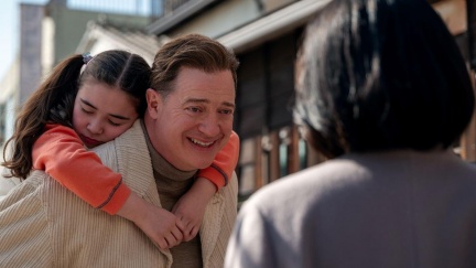 影帝去東京打工？布蘭登費雪「出租自己」當老爸　新片提早登台陪你過年