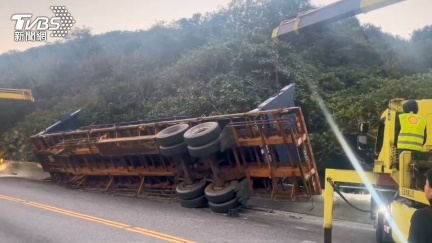 快訊／新北貢寮台2線翻車！曳引車失控「貨櫃掉到護欄外」