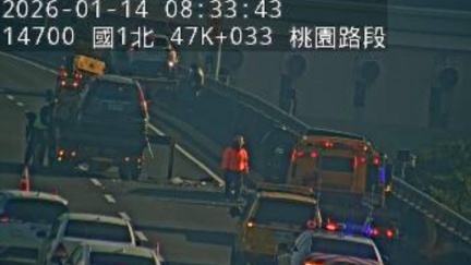 快訊／上班注意！國1連環追撞塞爆　小貨車側翻卡路中