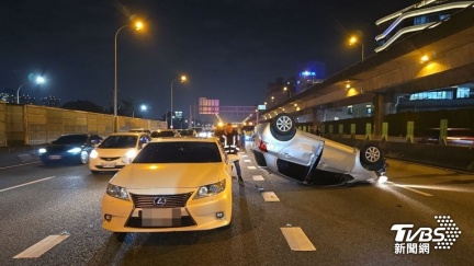國1汐止段鬼切害5車撞一團　1車翻肚駕駛傷