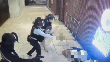 香港屯門市廣場1男持刀民眾狂逃　警開2槍擊斃