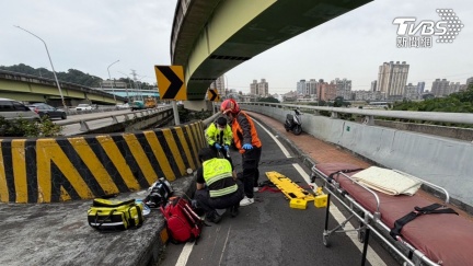 新北秀朗橋機車道車禍！男騎士疑自摔「無呼吸心跳」搶救中