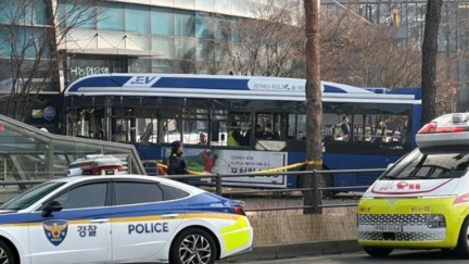 韓國首爾公車撞進人行道13傷　其中2行人重傷